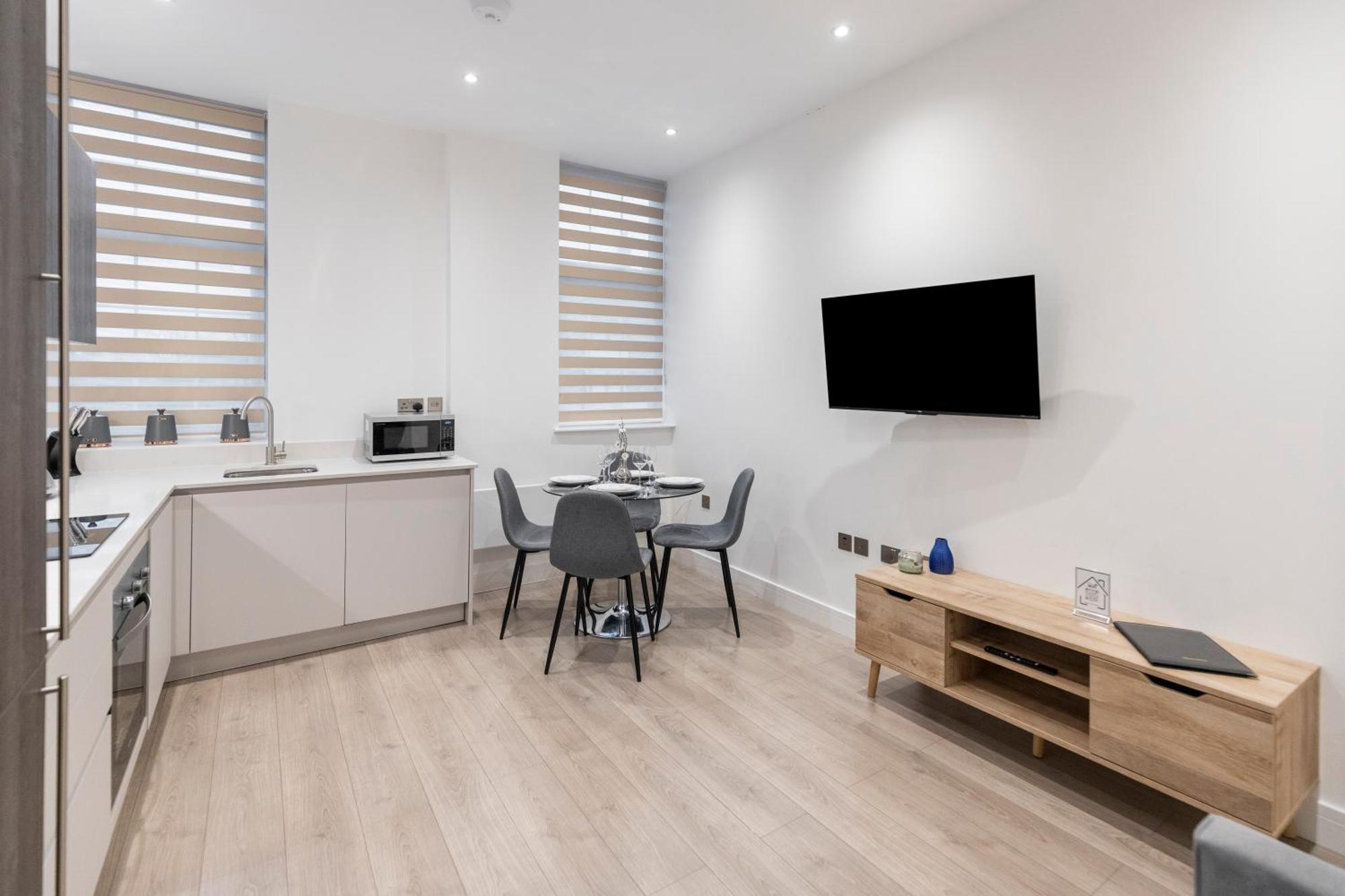 Welcoming And Spacious Apartment- Excellent Location Londen Buitenkant foto
