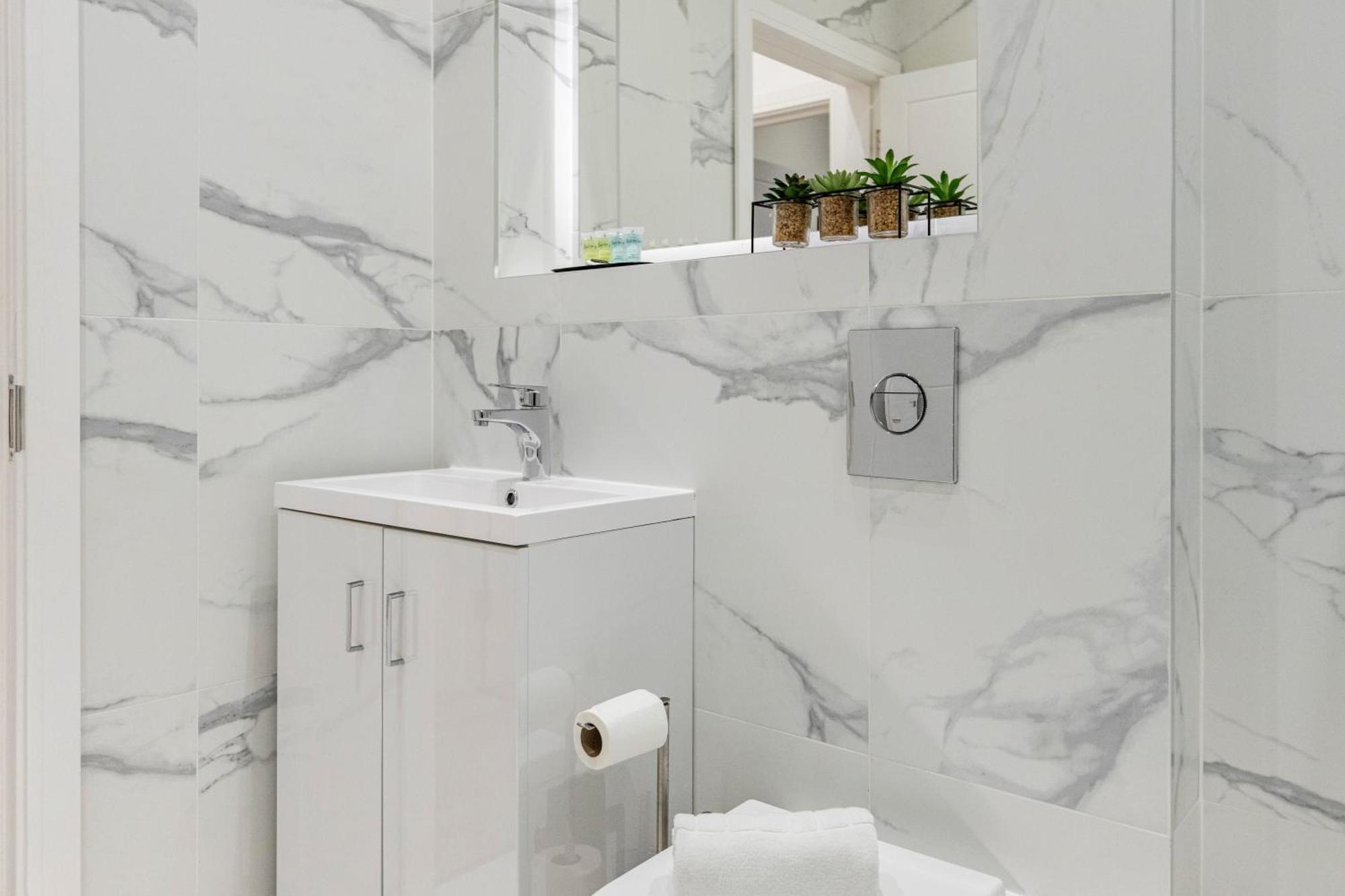 Welcoming And Spacious Apartment- Excellent Location Londen Buitenkant foto