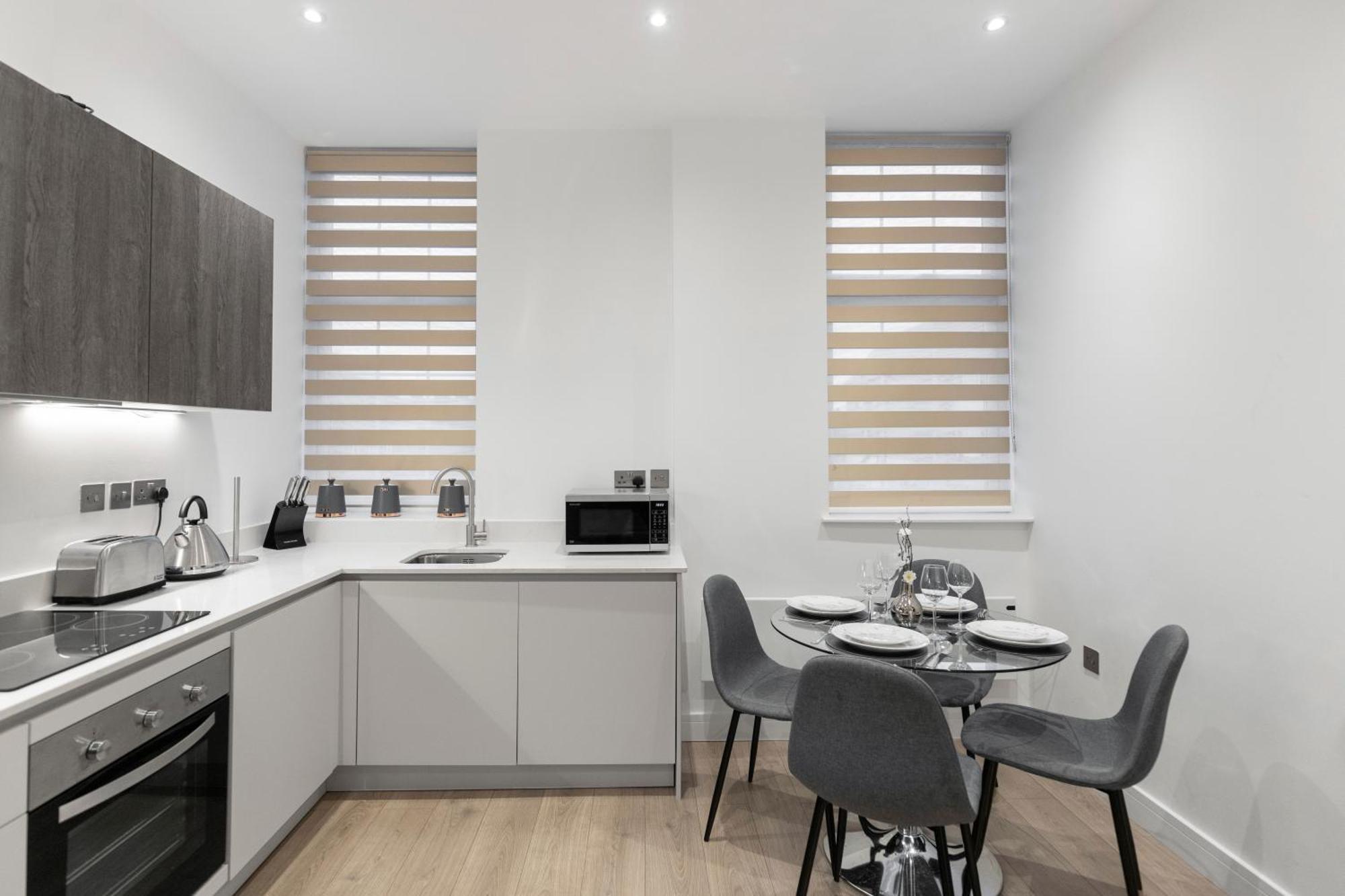 Welcoming And Spacious Apartment- Excellent Location Londen Buitenkant foto