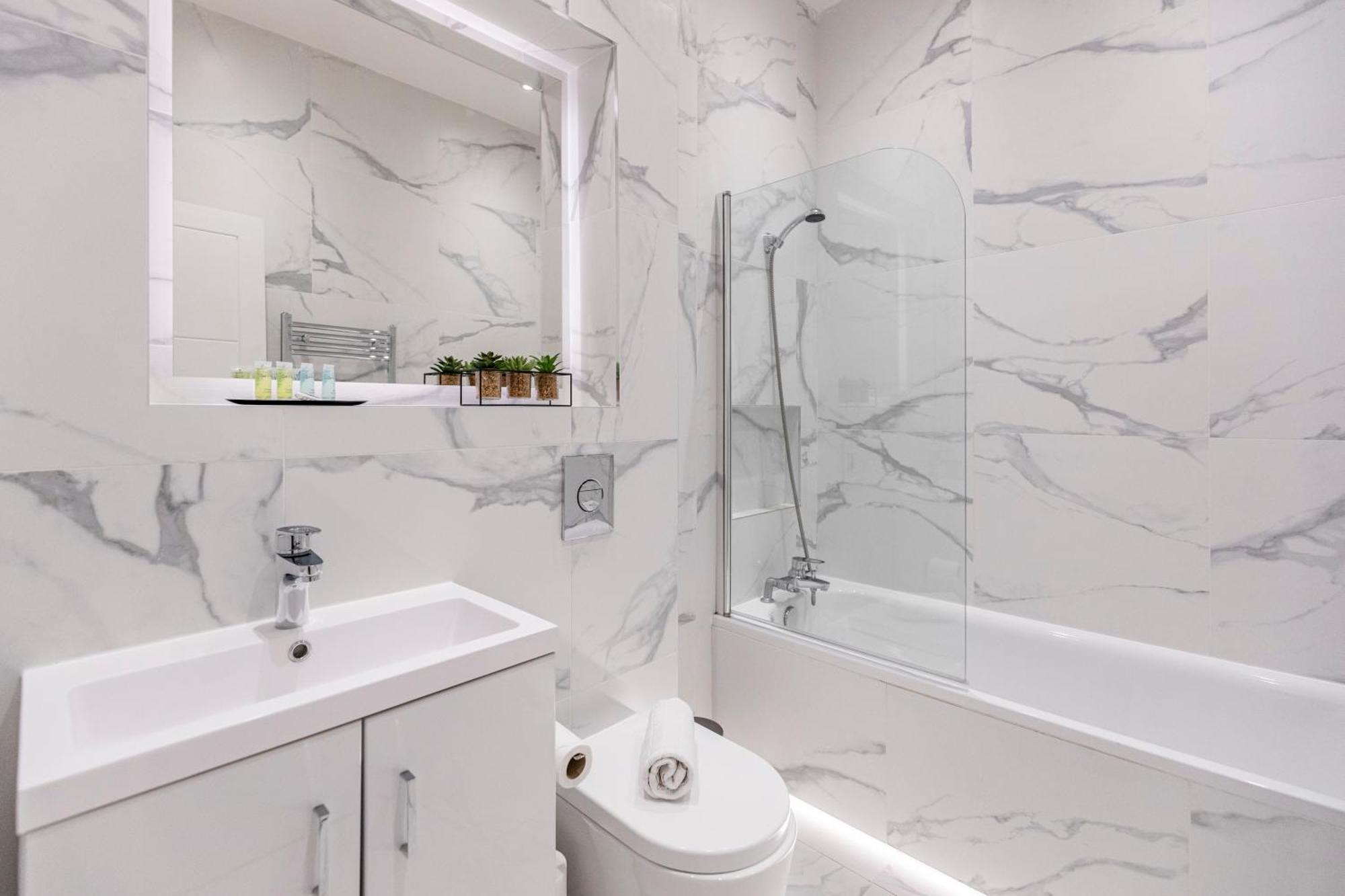 Welcoming And Spacious Apartment- Excellent Location Londen Buitenkant foto