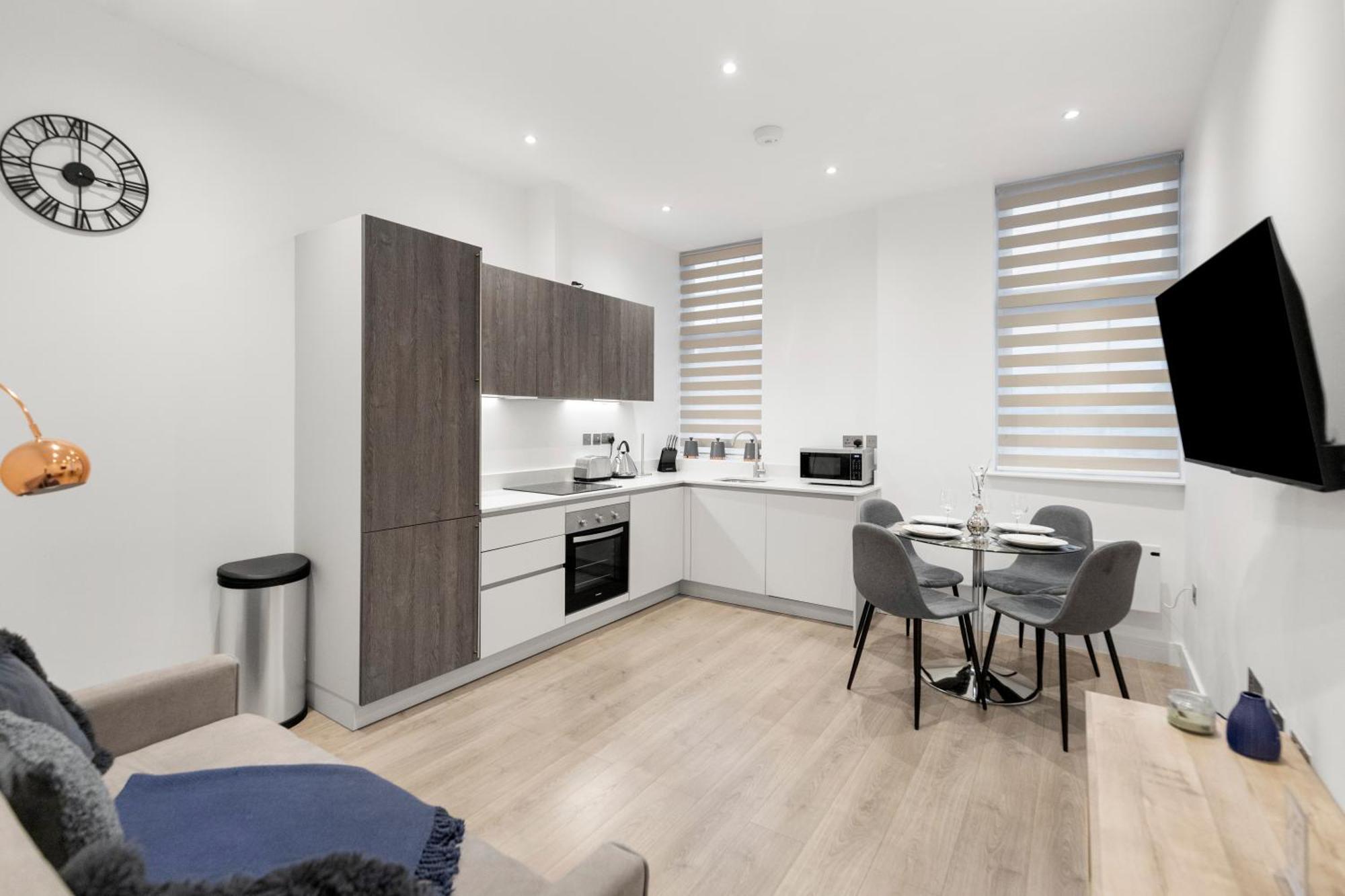 Welcoming And Spacious Apartment- Excellent Location Londen Buitenkant foto