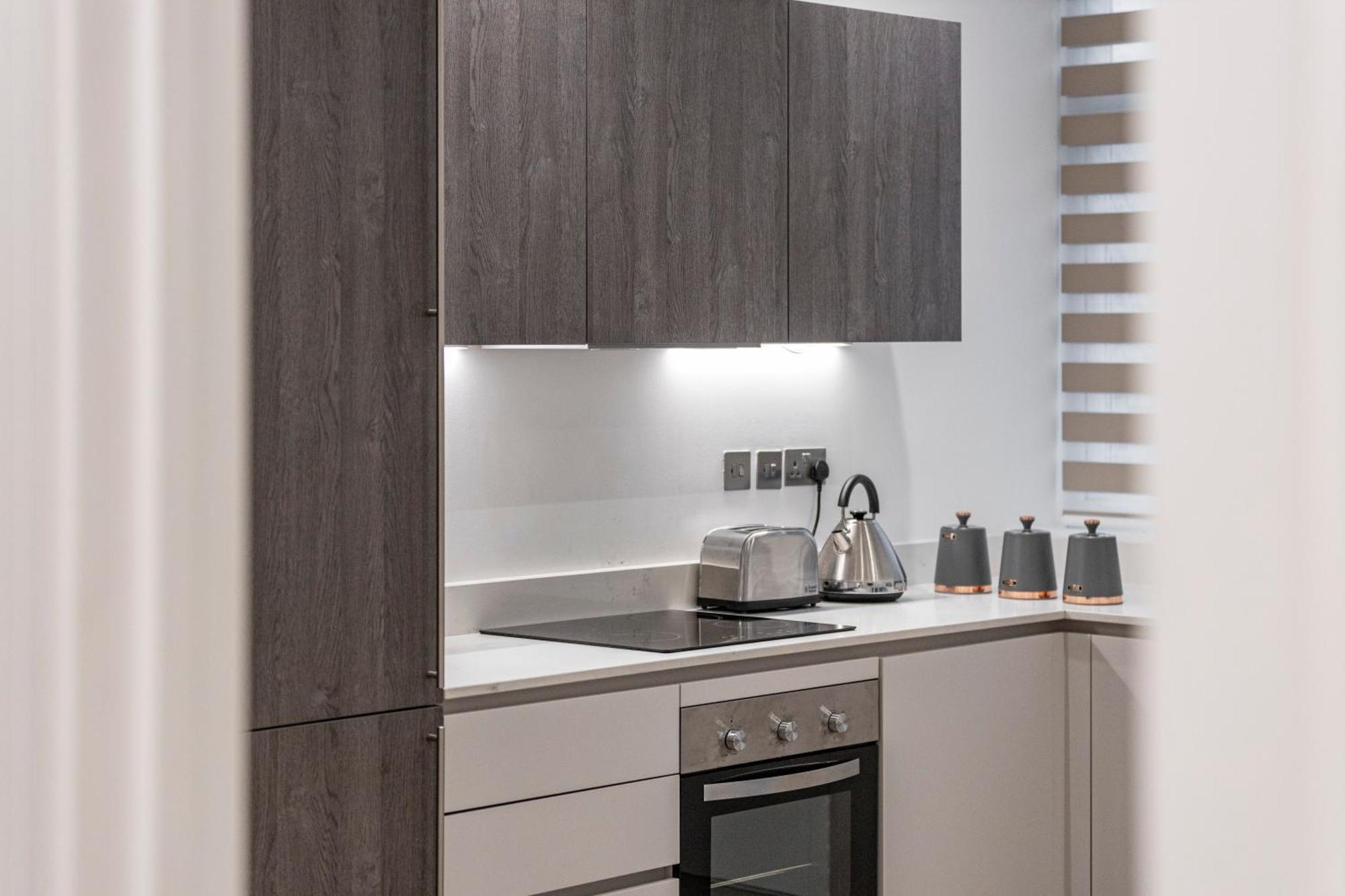 Welcoming And Spacious Apartment- Excellent Location Londen Buitenkant foto