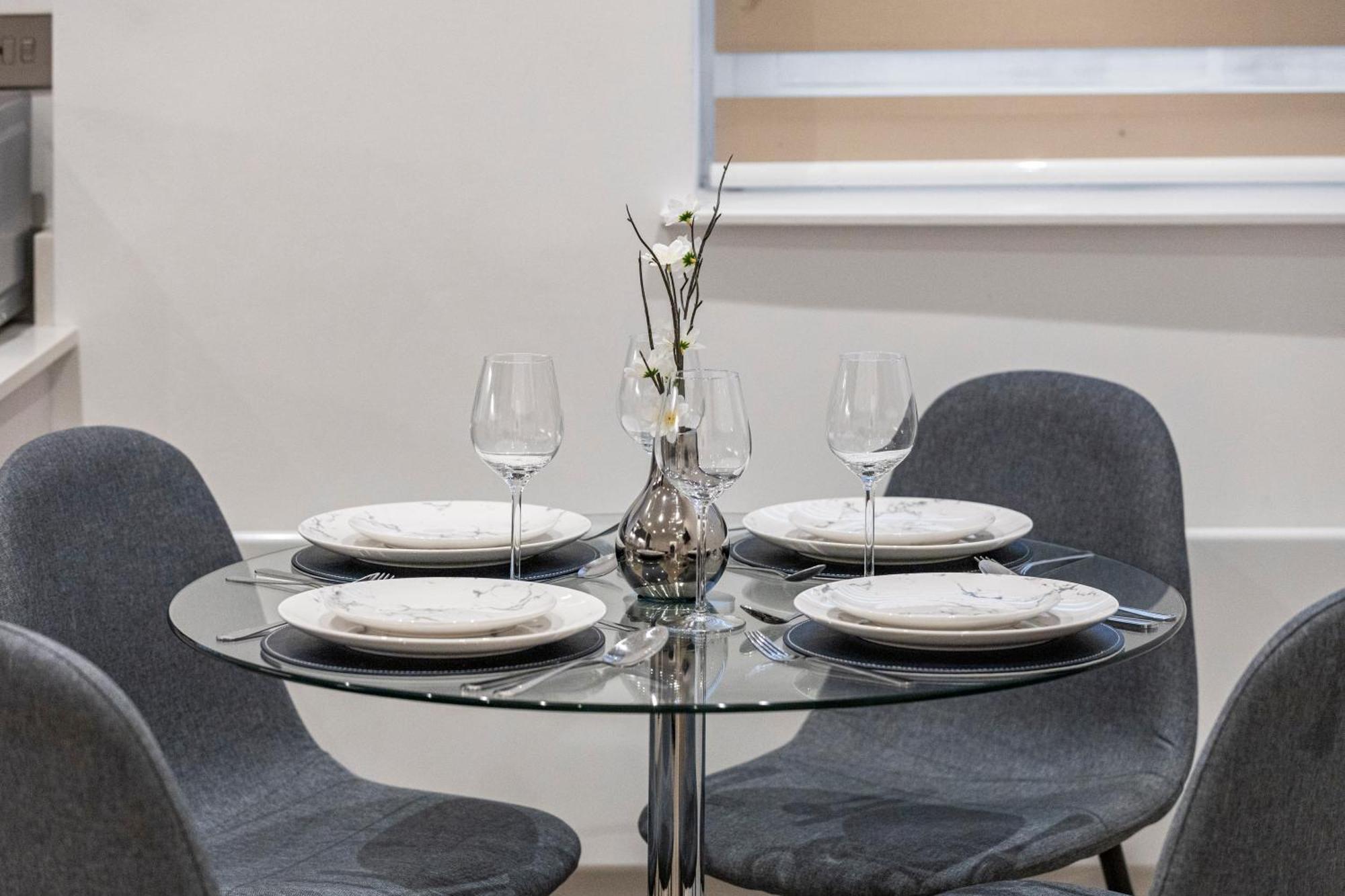 Welcoming And Spacious Apartment- Excellent Location Londen Buitenkant foto