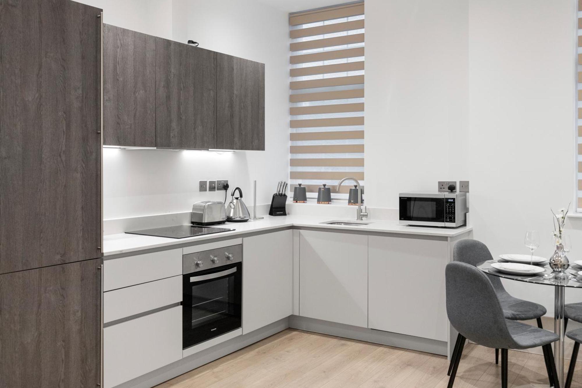 Welcoming And Spacious Apartment- Excellent Location Londen Buitenkant foto