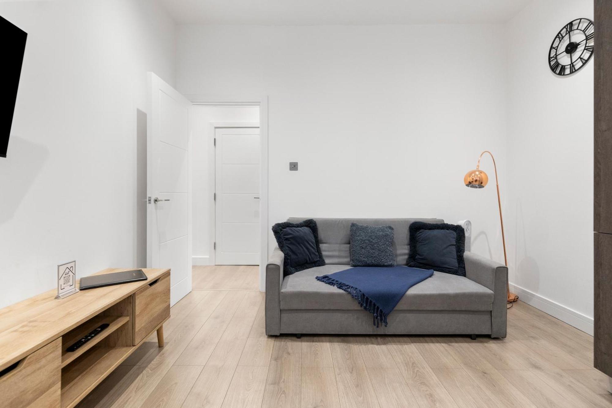 Welcoming And Spacious Apartment- Excellent Location Londen Buitenkant foto